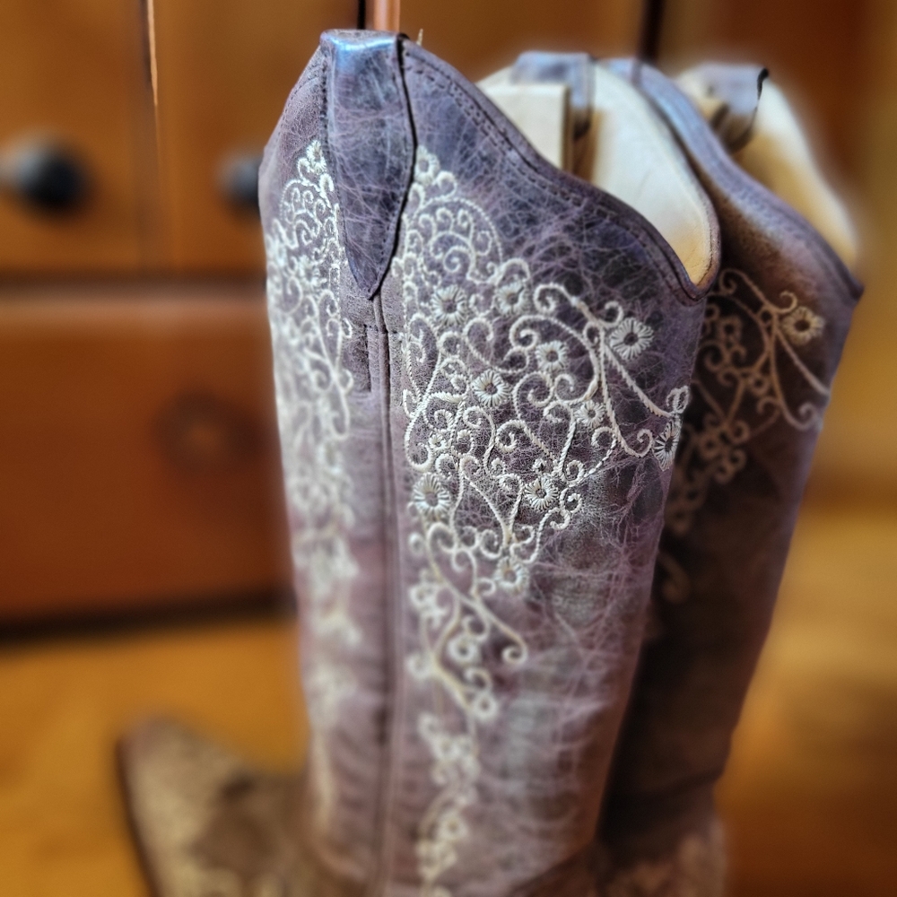 Corral Boots With Cream Embroidered Design - Picture 4 of 9